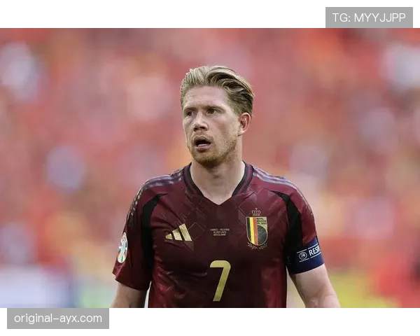 德布劳内与德容的中场战术价值差异：进攻创造力与防守覆盖如何塑造角色分野